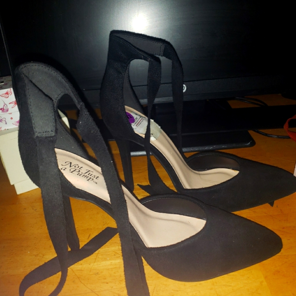 Black heels never worn